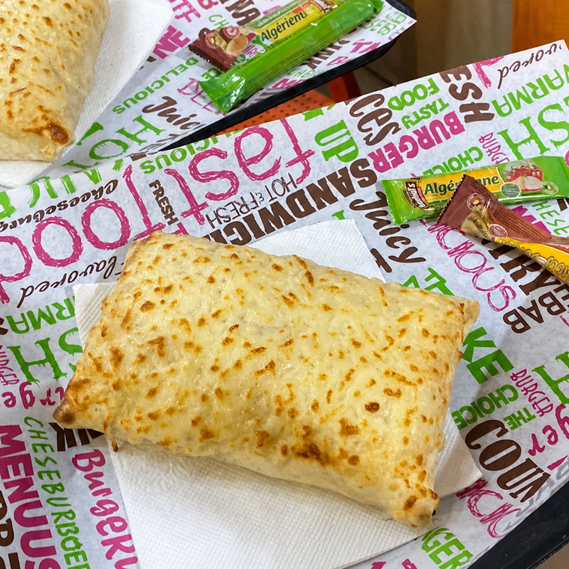 Durum plié et gratiné servi sur papier imprimé chez Döner Street