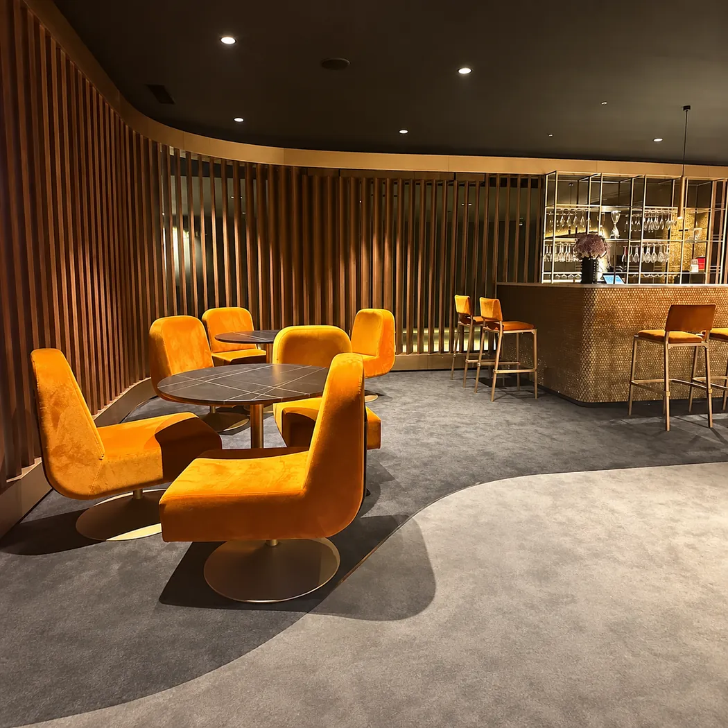 Salon aux fauteuils orange et bar du Pathé Californie