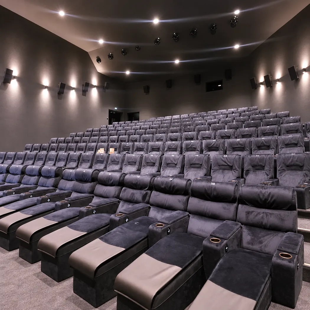 Salle aux fauteuils inclinables gris du Pathé Californie