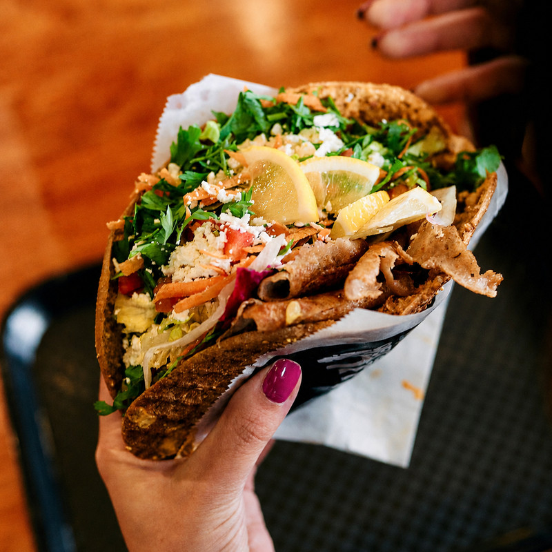 Döner de Bomo's Kebab dans son pain, garni de crudités, feta et citron