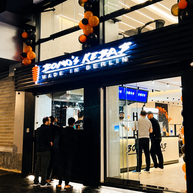 Devanture de Bomo's Kebab boulevard Zerktouni, enseigne « Made in Berlin » de nuit