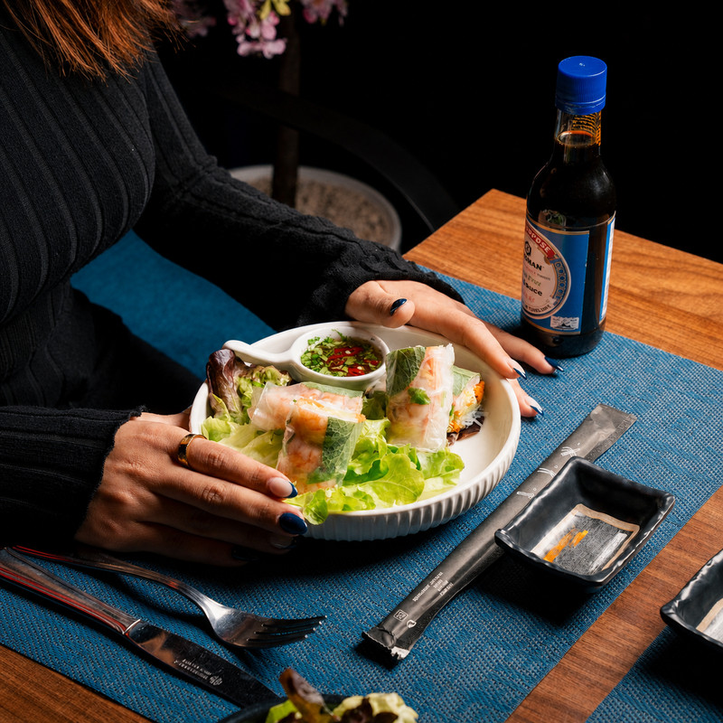 Rouleaux de printemps frais et sauce pimentée servis chez HySushi Izdihar, Marrakech