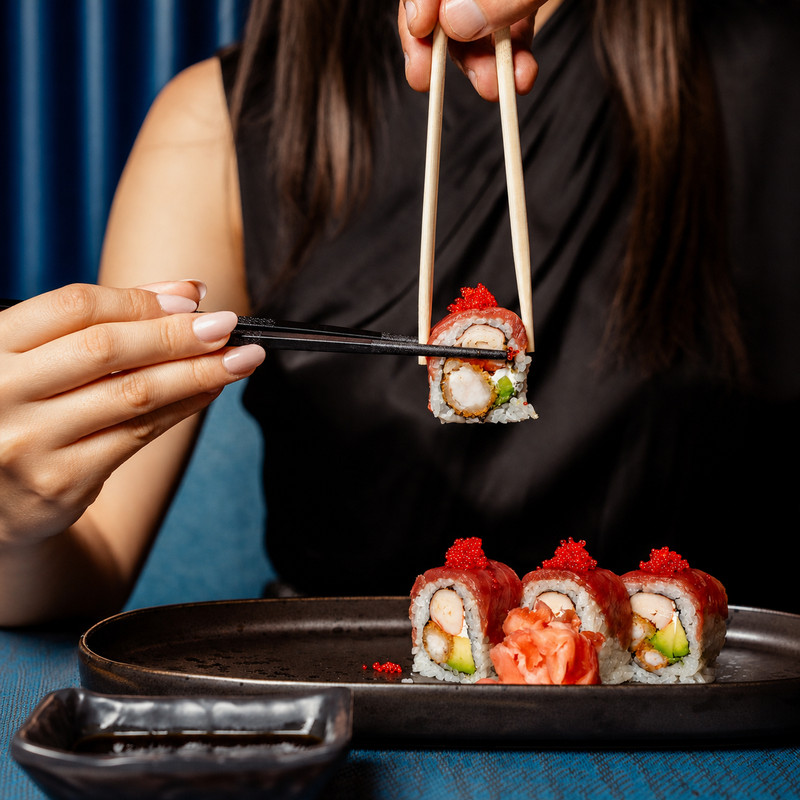 Maki frit garni d'œufs de poisson saisi aux baguettes chez HySushi Izdihar, Marrakech