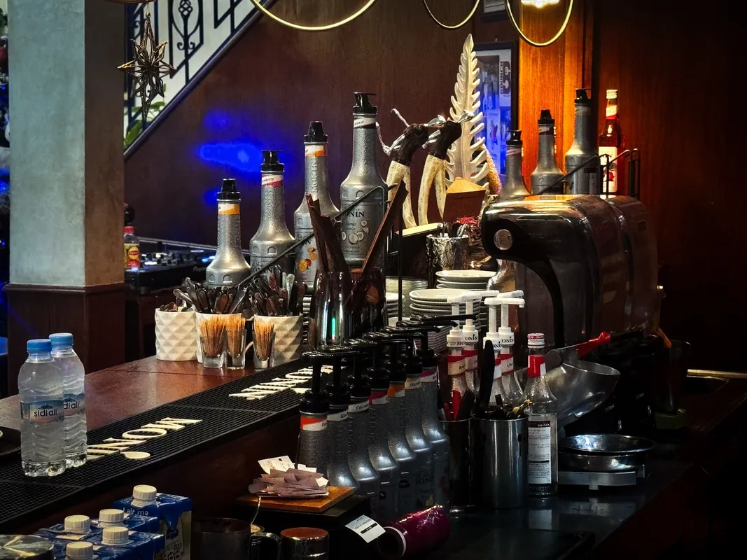 Comptoir-bar éclairé de Brunch Terrasses avec machine à café et sirops