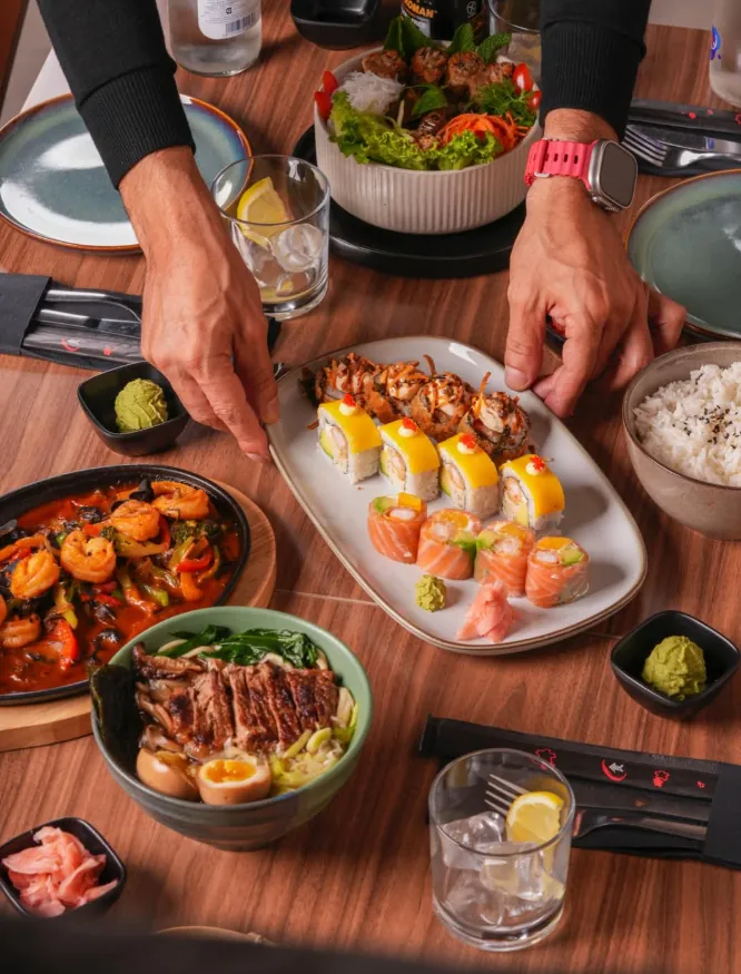 Table de Myōgi à Marrakech : plateau de makis, bol de bœuf aux œufs marinés et poêlon de crevettes