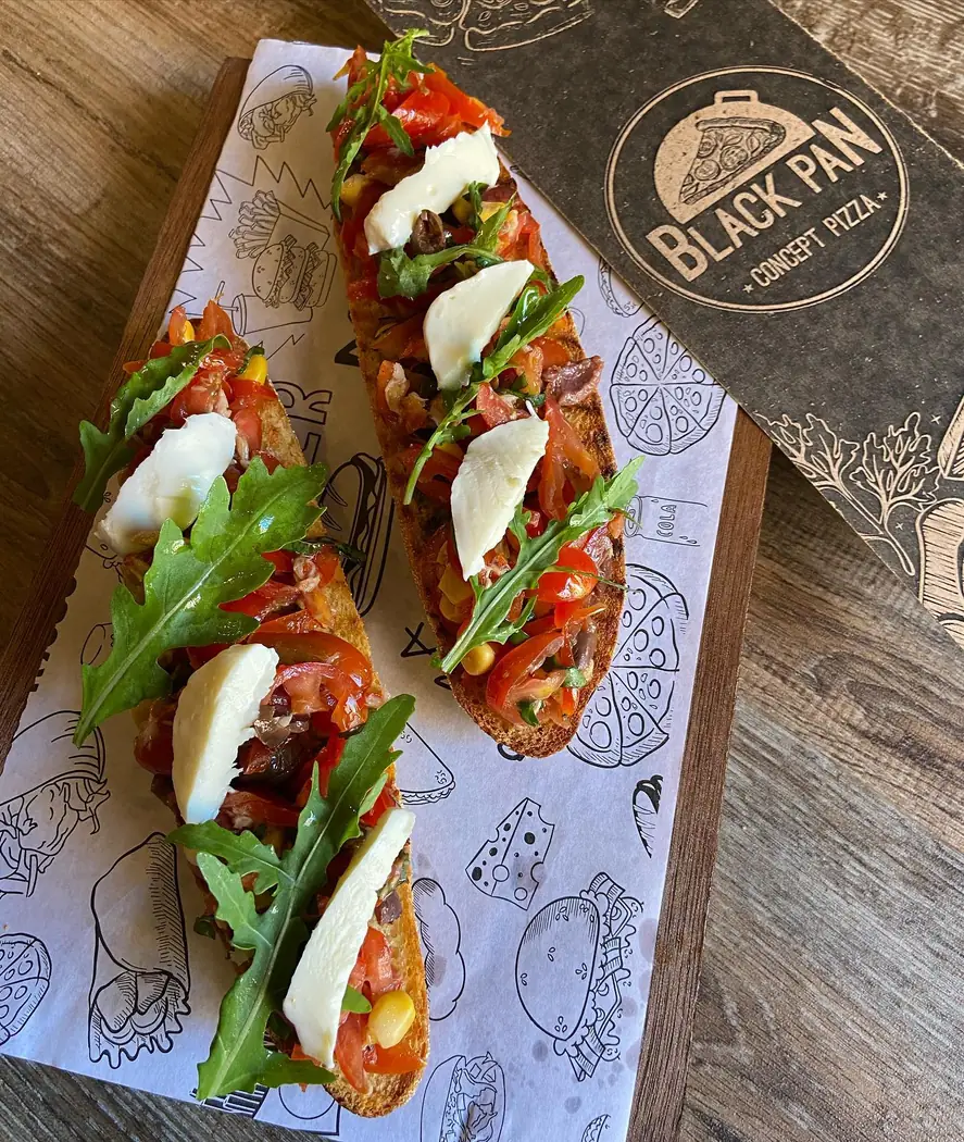 Black Pan à Marrakech : bruschettas tomate, mozzarella et roquette sur planche