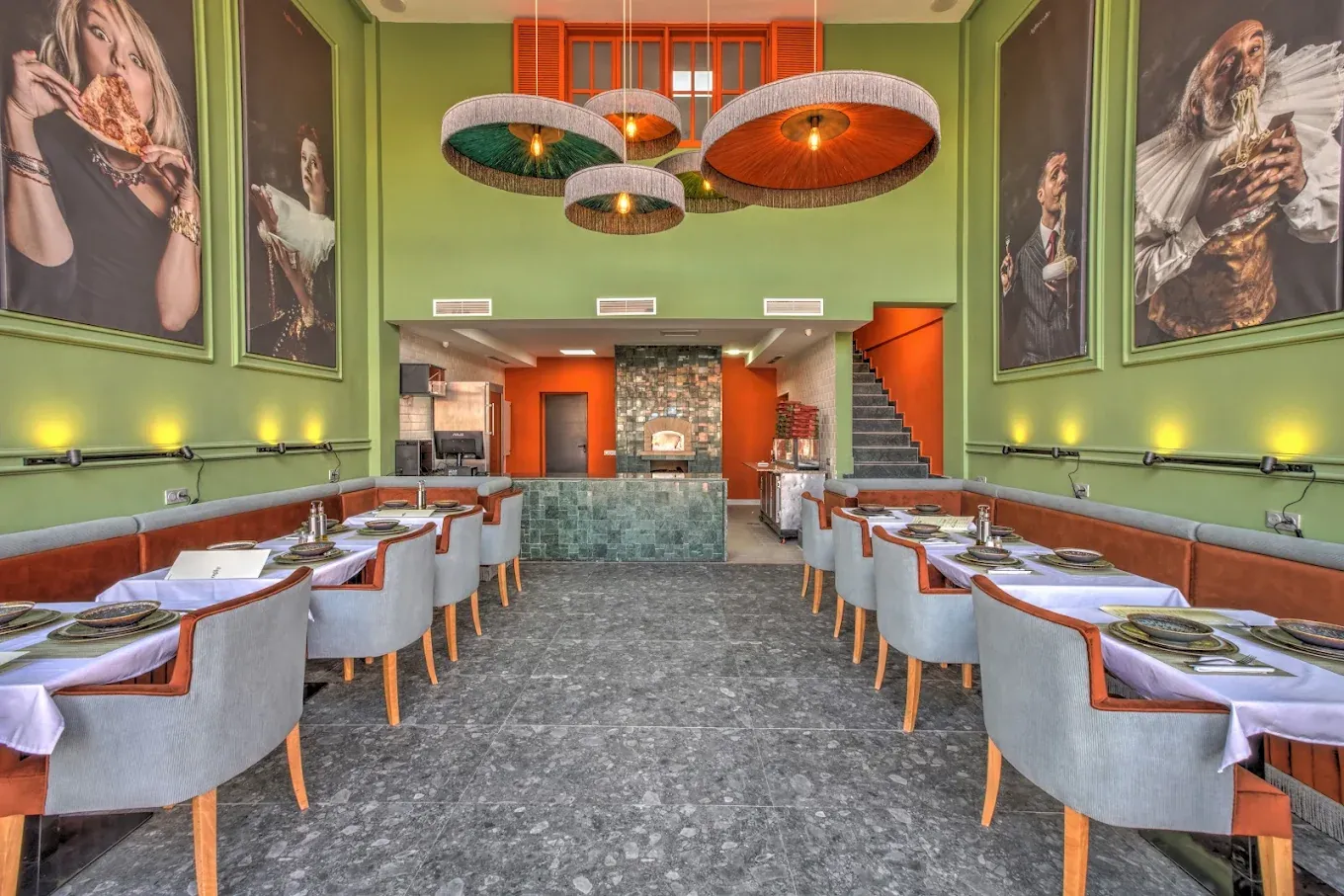 Aglio e Olio à Marrakech : salle vue de face, tables nappées de blanc et cuisine au fond