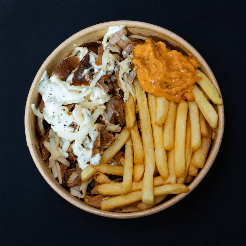 Box de frites, kebab, fromage et sauces vue du dessus chez Quick Kebab