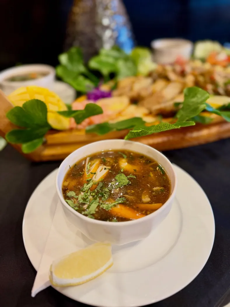 Soupe asiatique aux légumes et plateau garni servis chez Ô'Sushi Lounge
