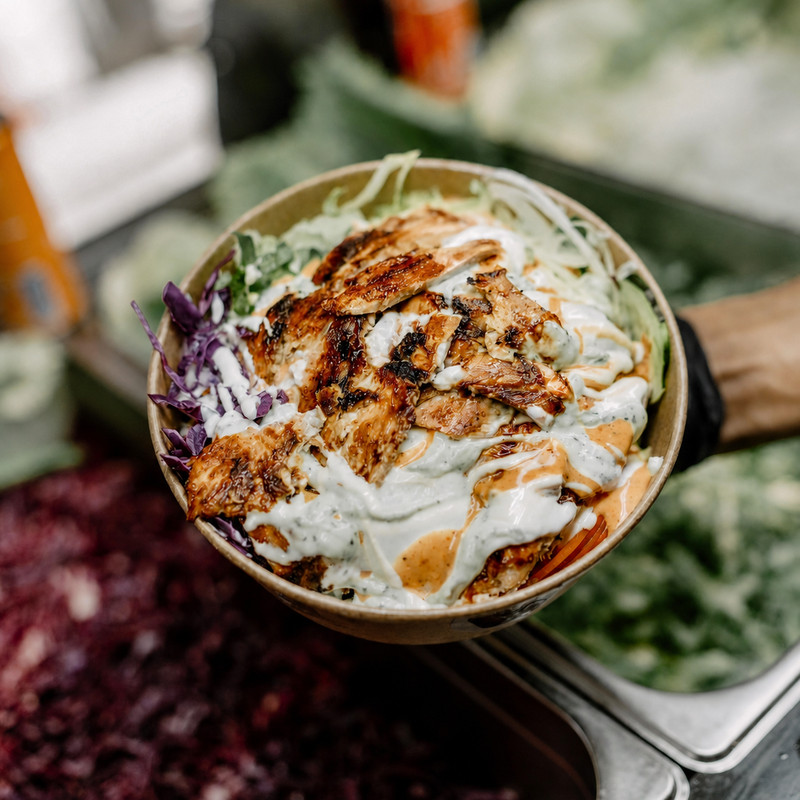 Bowl de poulet grillé, chou et sauces chez Lionz Kebab