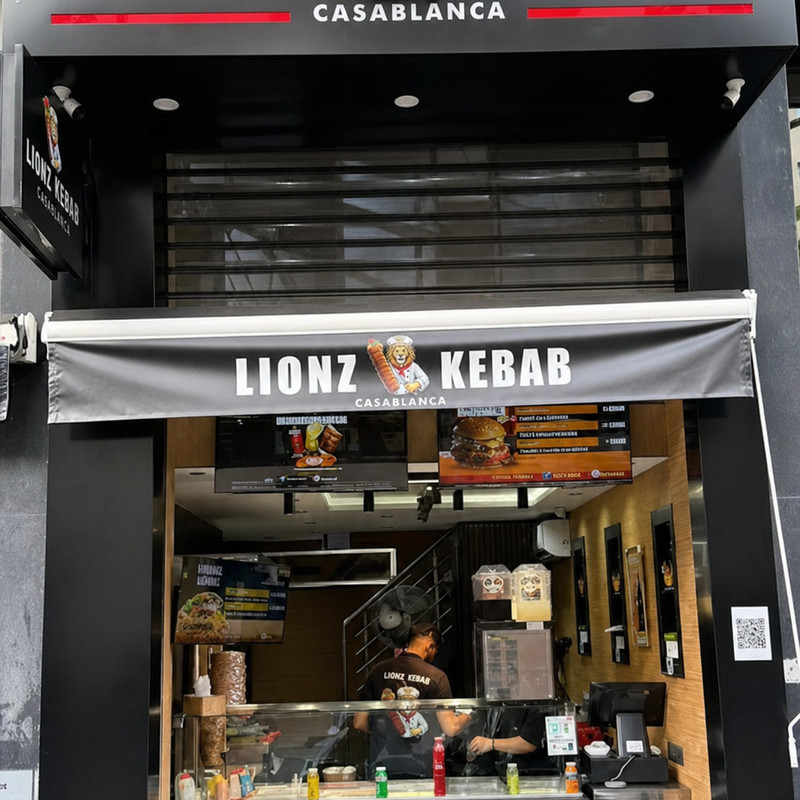 Devanture de Lionz Kebab à Casablanca, comptoir ouvert sur la rue