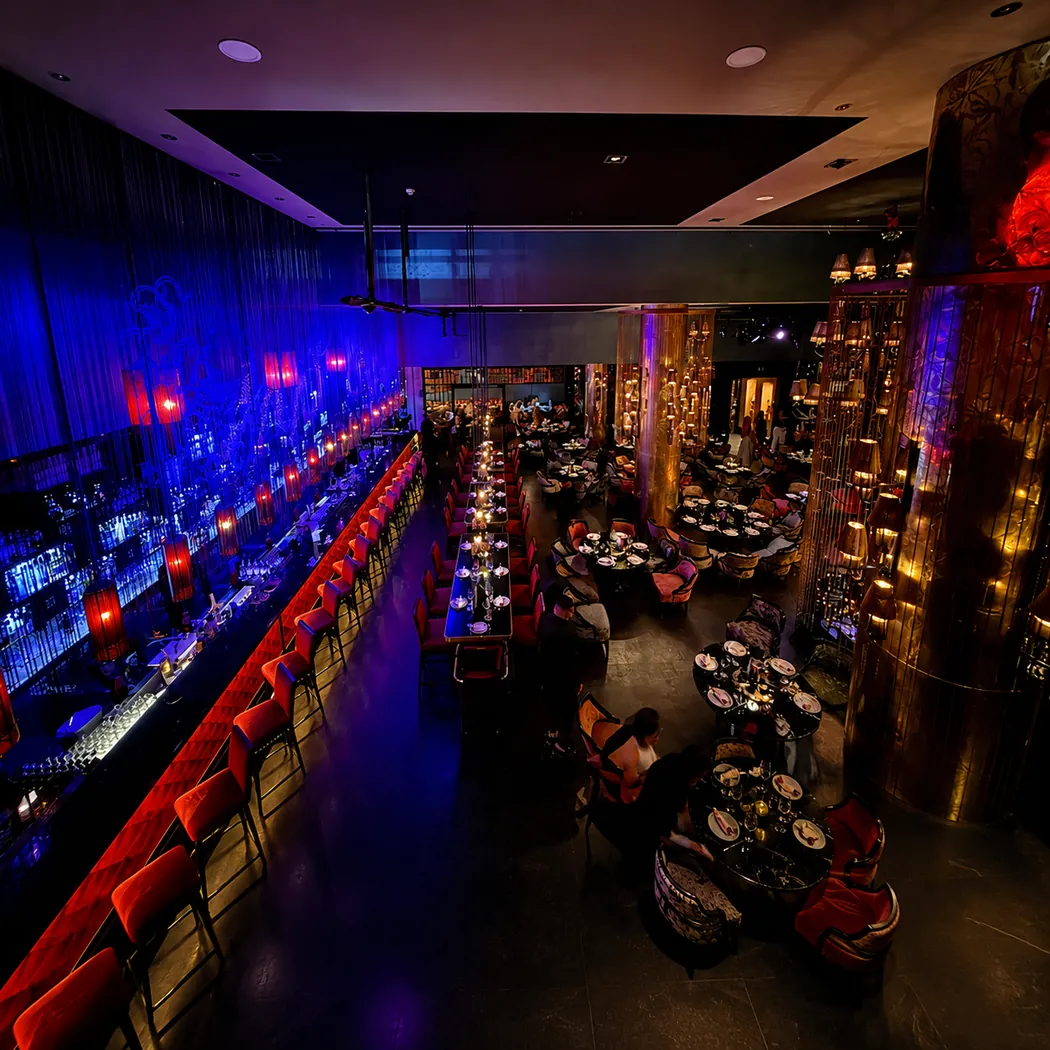 Vue plongeante sur le bar rouge et la salle éclairée de bleu du Buddha-Bar Marrakech