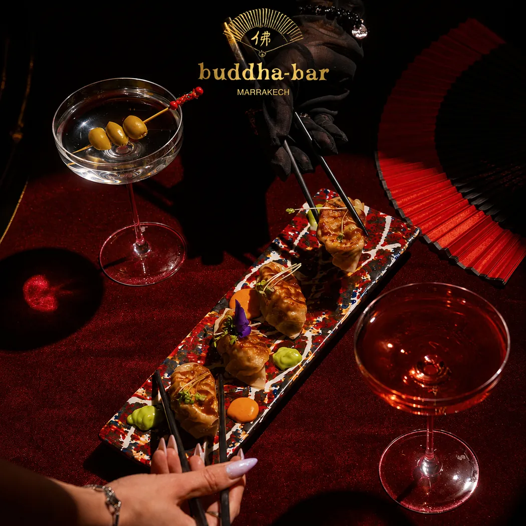 Bouchées frites sur un plat laqué rouge et cocktails, au Buddha-Bar Marrakech