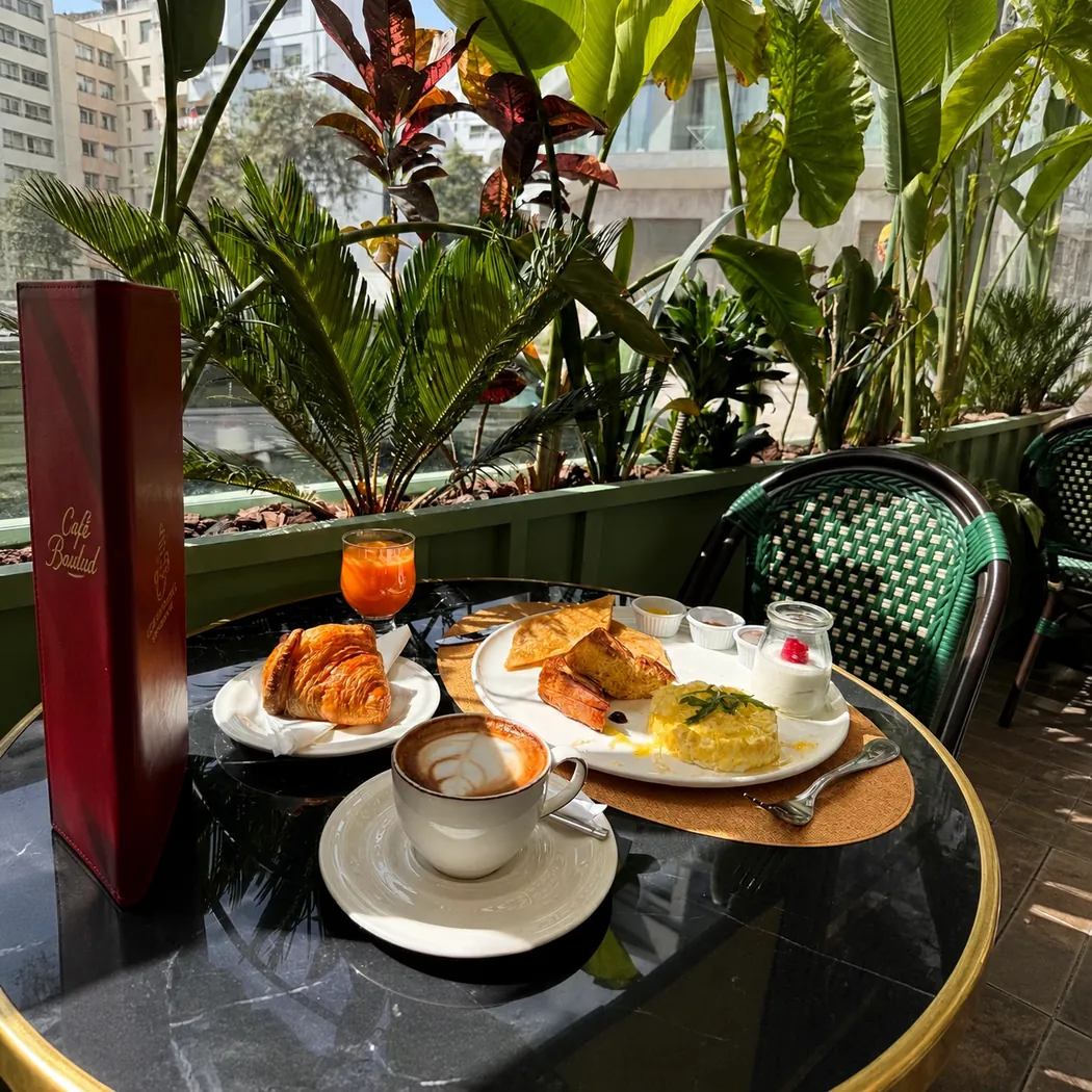 Petit-déjeuner avec croissant, café et œufs sur la terrasse des Bordelaises