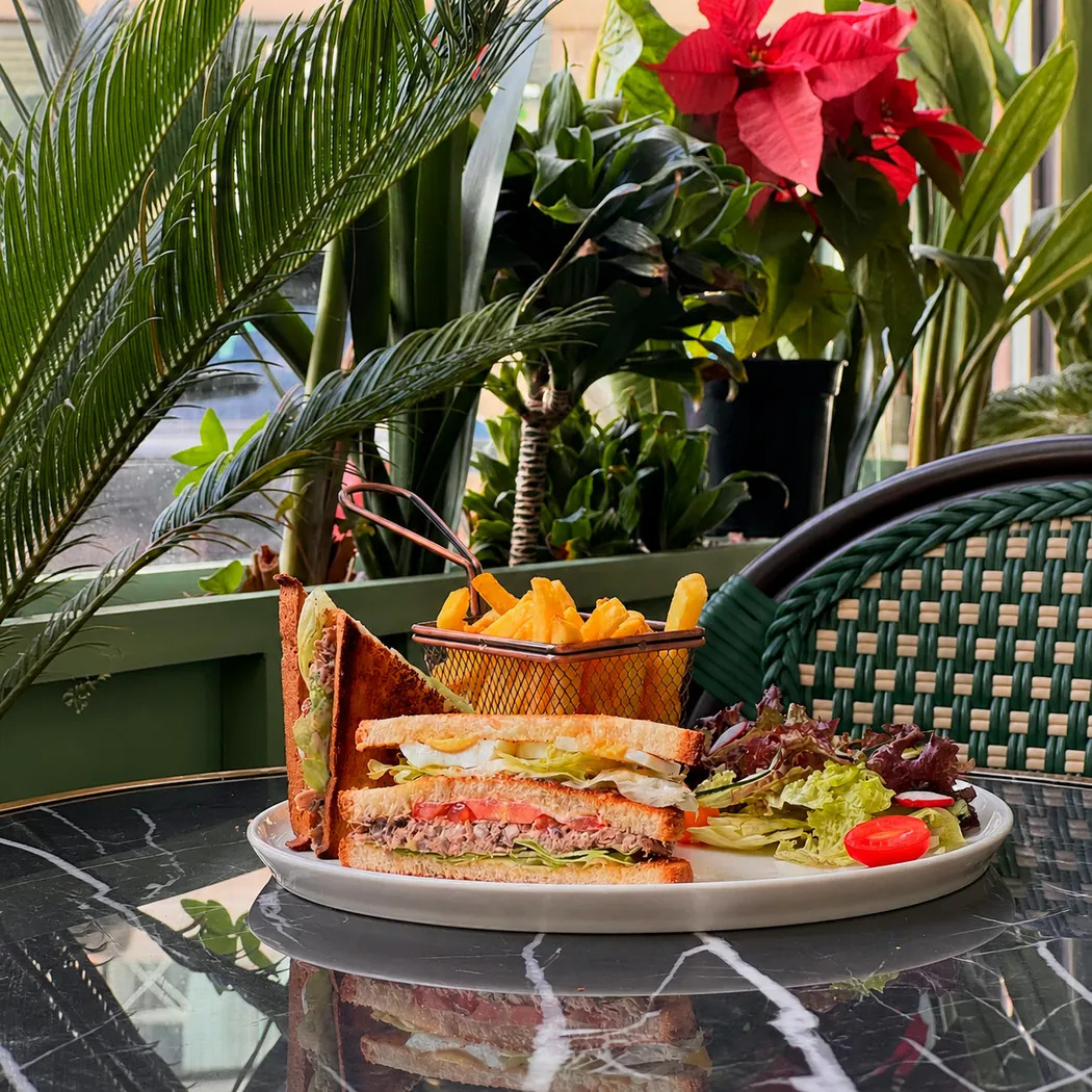 Club sandwich et frites servis sur la terrasse des Bordelaises