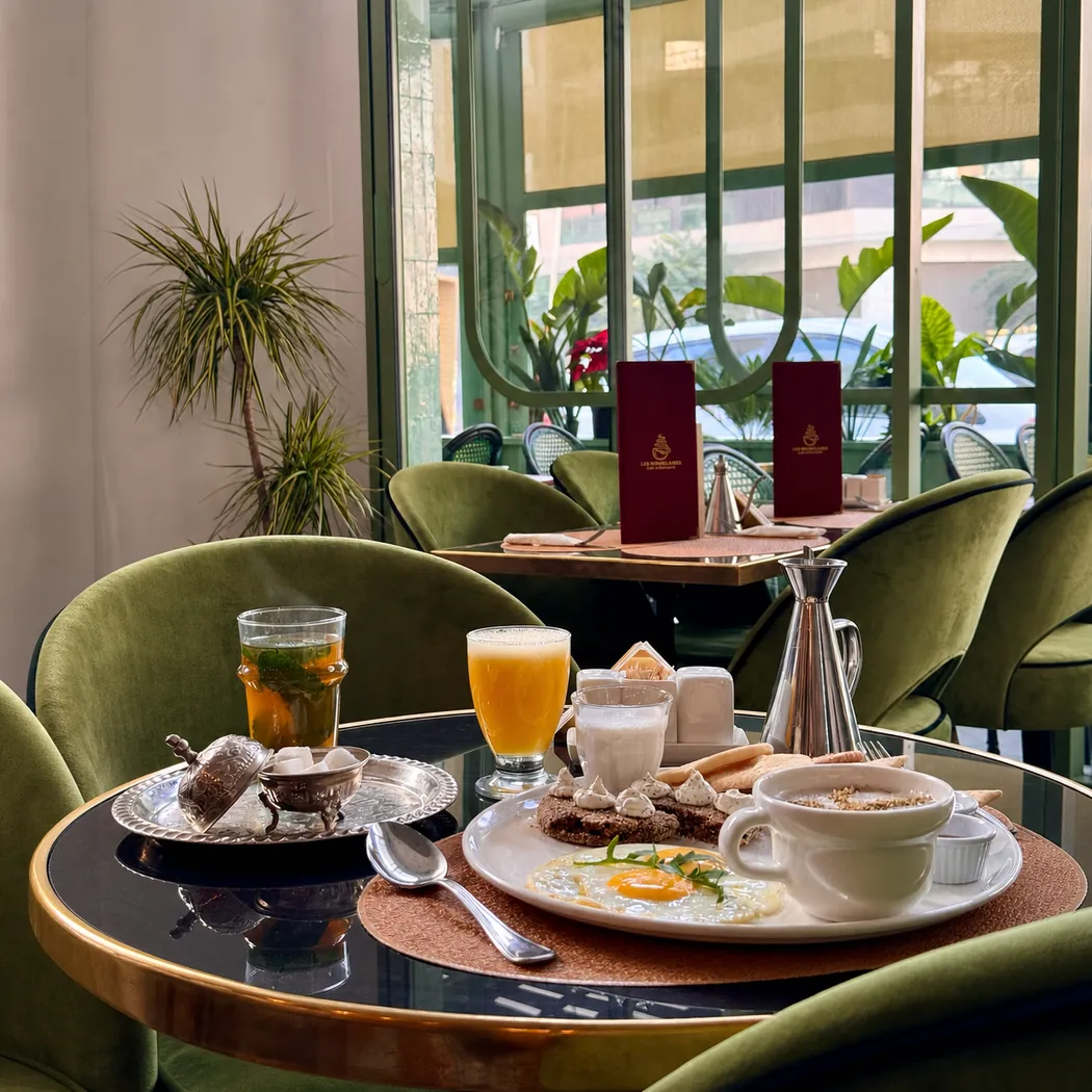 Table de petit-déjeuner avec jus d'orange et thé à la menthe dans la salle des Bordelaises