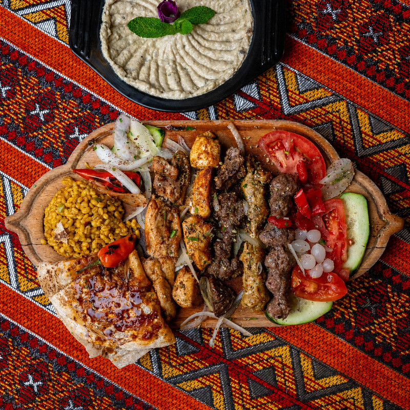 Plateau de brochettes grillées, riz, pain et crudités avec houmous chez Nakhat Chef Nour