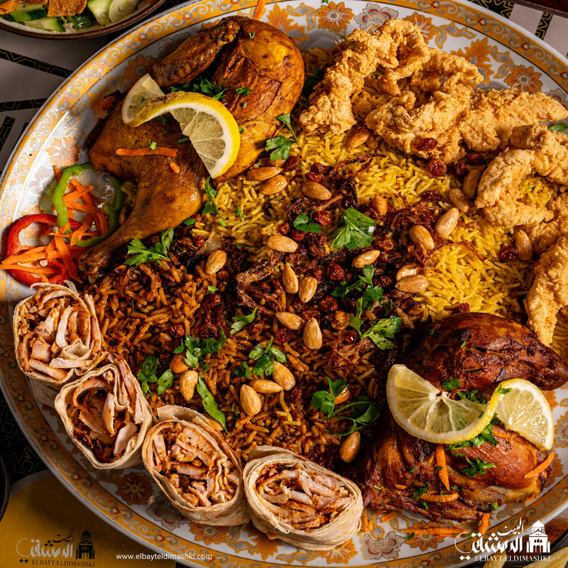 Grand plateau de kabsa, poulet et roulés de shawarma chez El Bayt El Dimashki