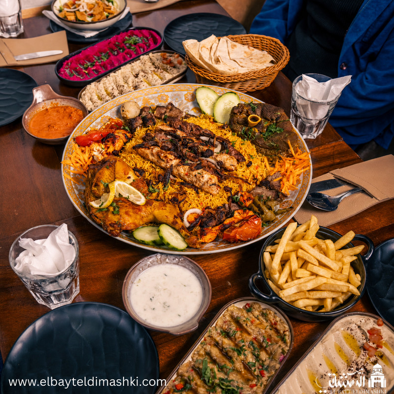 Table garnie de grillades sur riz, mezzés et pain chez El Bayt El Dimashki
