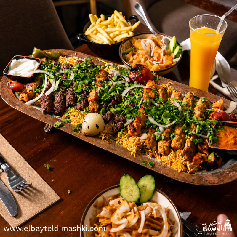 Long plateau de grillades et brochettes sur riz, frites et jus chez El Bayt El Dimashki