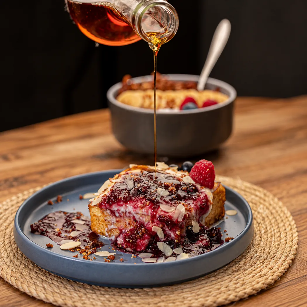Pain perdu aux fruits rouges et amandes nappé de sirop chez Domus Bistro, Tanger