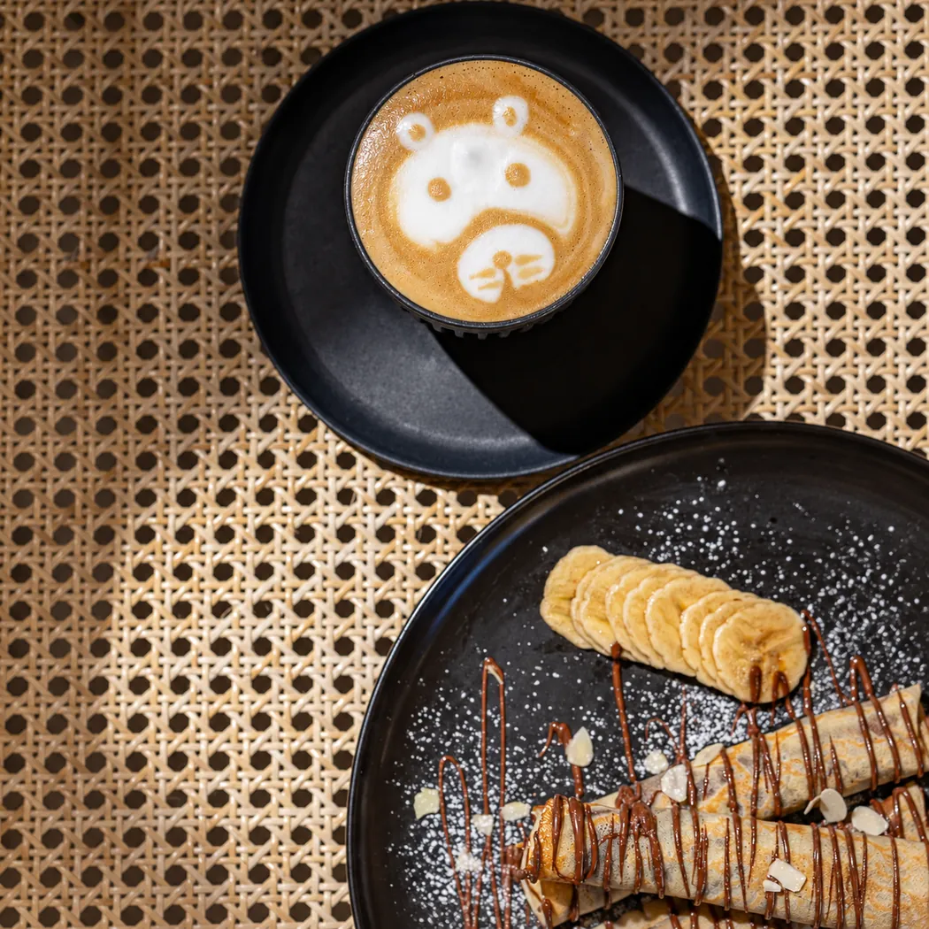 Latte art en forme d'ourson et crêpes à la banane chez Domus Bistro