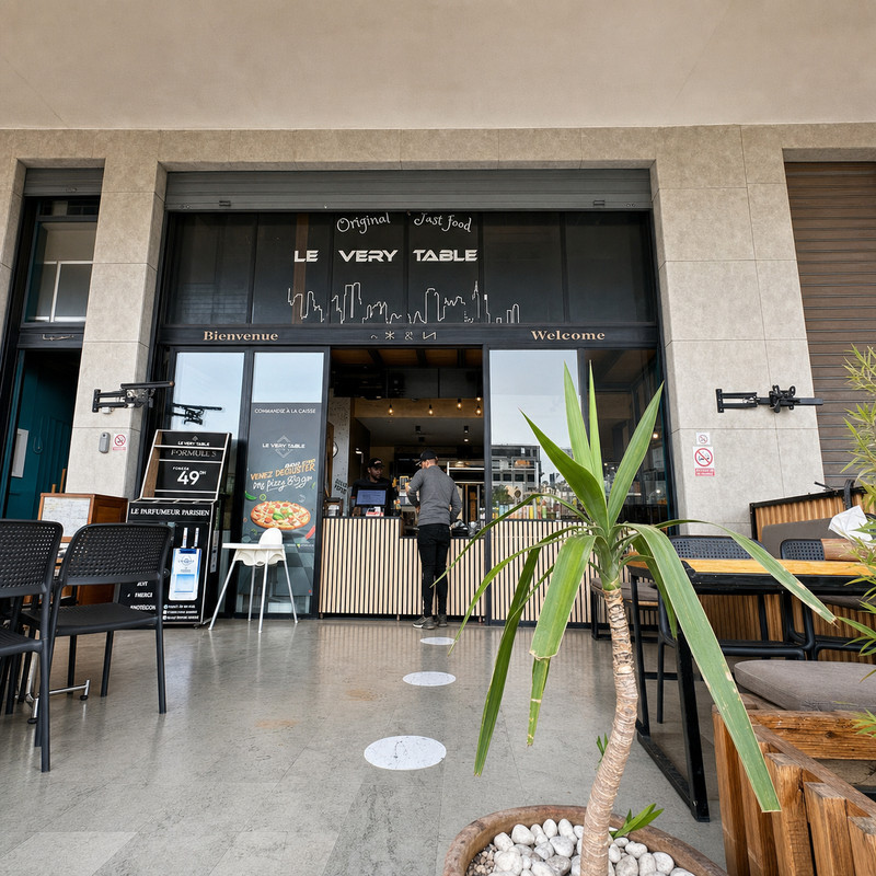 Devanture de Le Very Table avec l'enseigne « Original fast food » et un client au comptoir