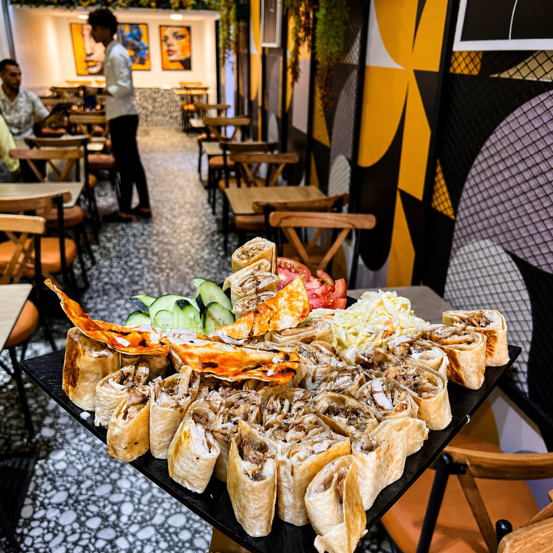 Grand plateau de sandwichs shawarma roulés et crudités chez Shawarma Bros
