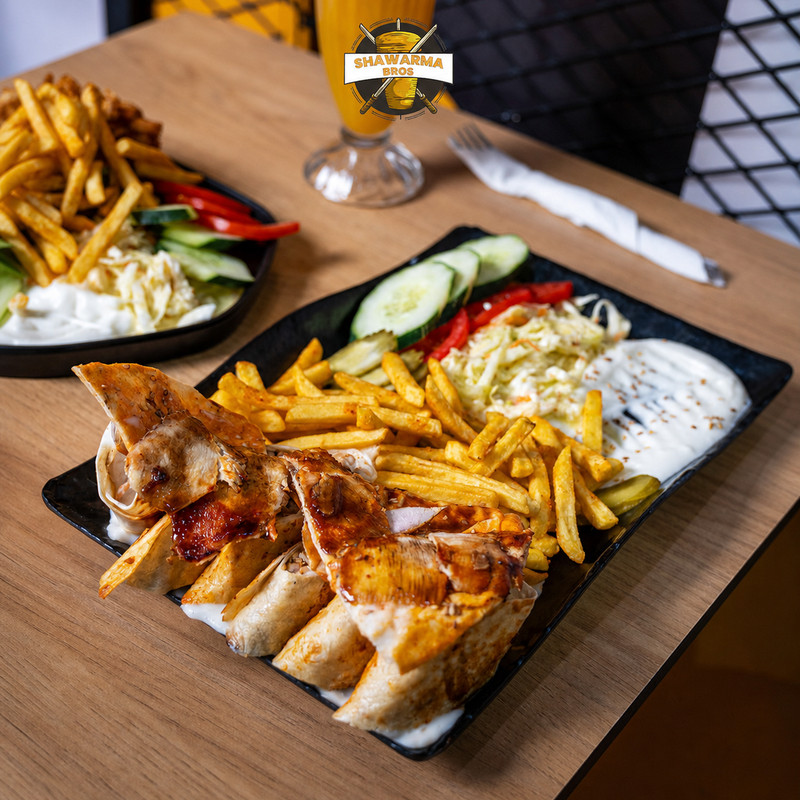 Shawarma découpé en morceaux avec frites, crudités et sauce blanche chez Shawarma Bros