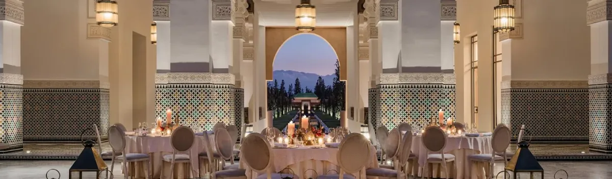 Salle de restaurant de The Oberoi Marrakech, tables dressées sous les arcades