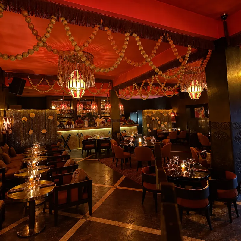 Salle rouge du Comptoir Darna avec lustres et guirlandes