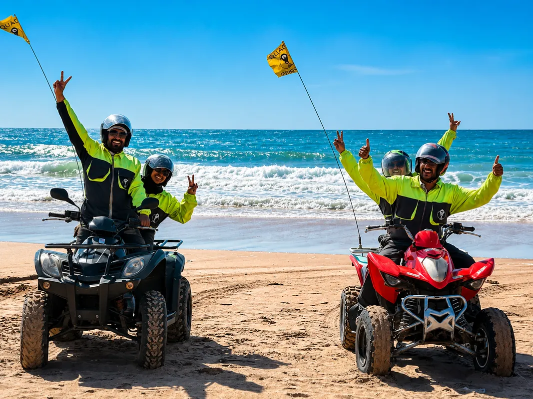 Deux pilotes en quad sur la plage avec Quad Friends, drapeaux jaunes au vent