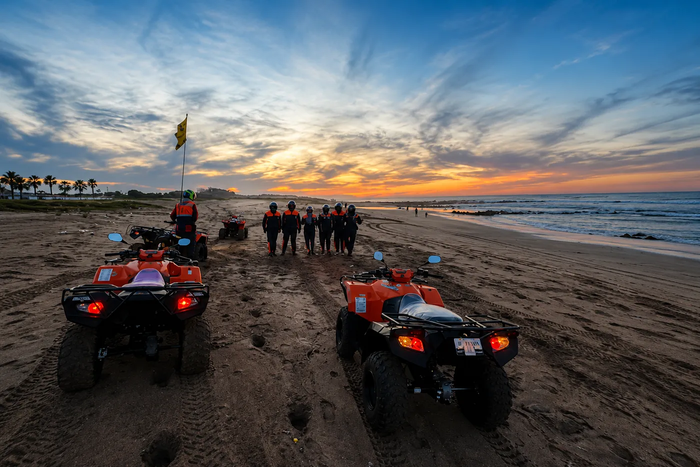 Quads Quad Friends alignés sur le sable au coucher du soleil