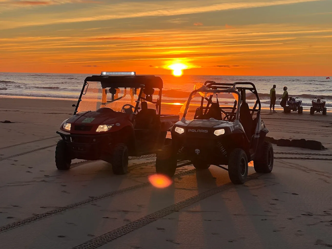 Deux buggys Quad Friends sur la plage face au soleil couchant