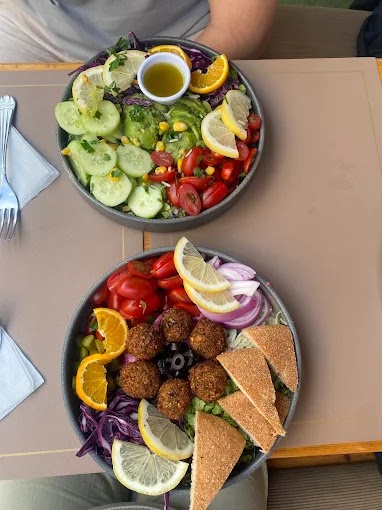 Deux salades composées, dont une aux falafels, servies chez 212pizzeria