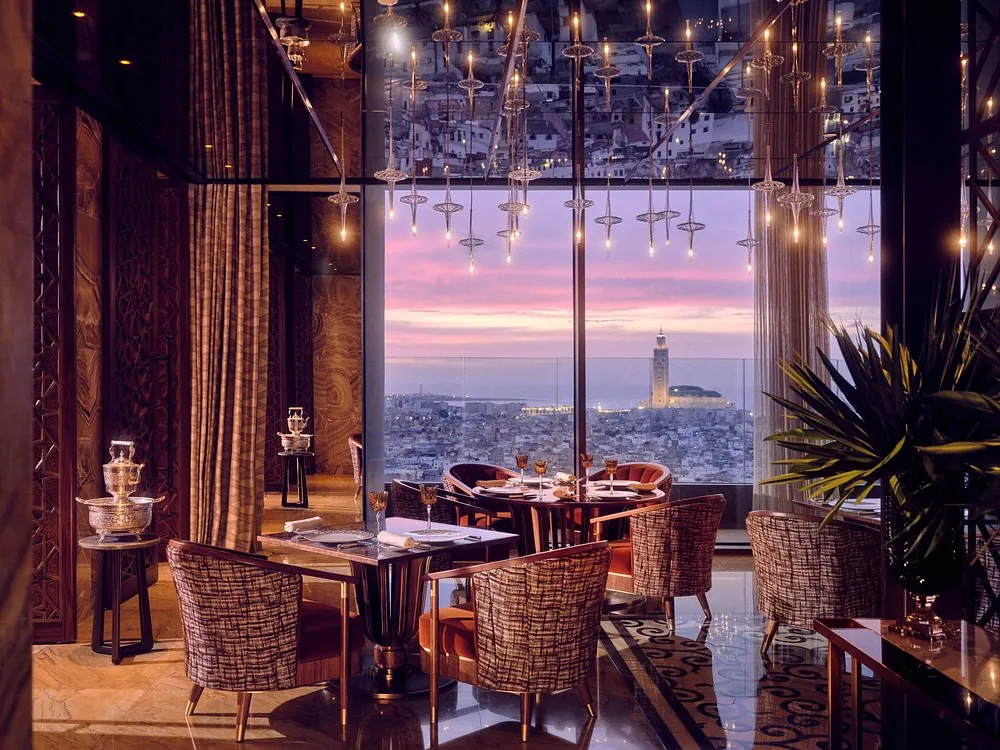 Salle de La Grande Table Marocaine au coucher du soleil, vue sur la mosquée Hassan II depuis le 23e étage