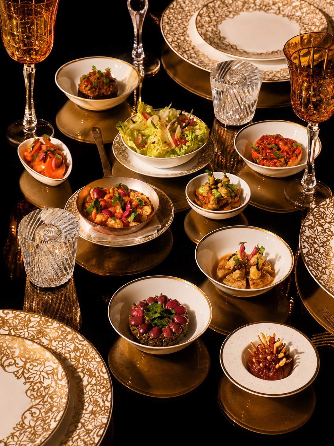 Assortiment de salades marocaines en coupelles dorées à La Grande Table Marocaine