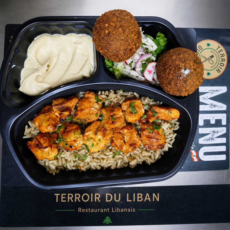 Barquette de chich taouk sur riz avec houmous et falafels chez Terroir du Liban