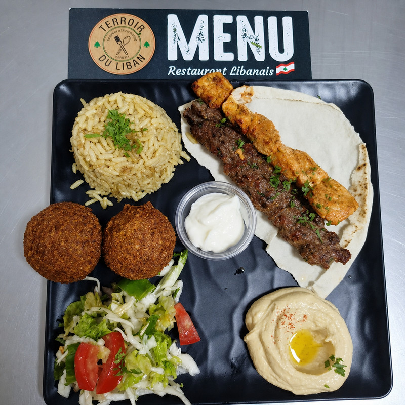 Assiette de Terroir du Liban : brochettes, falafels, riz, houmous et salade sur pain pita