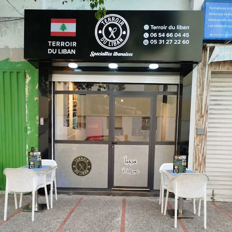 Devanture de Terroir du Liban avec drapeau libanais et quelques tables en terrasse