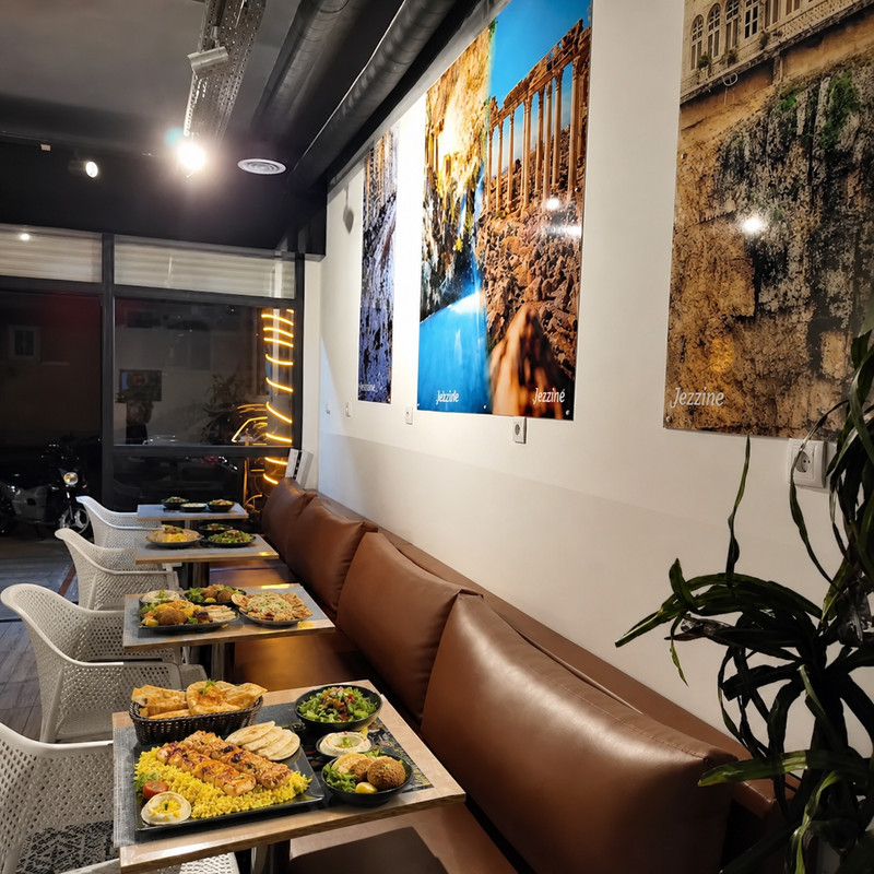 Salle de Terroir du Liban, banquette en cuir et photos du Liban aux murs