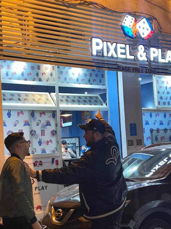 Devanture lumineuse de Pixel & Play rue Ibnou Faris, deux dés en enseigne