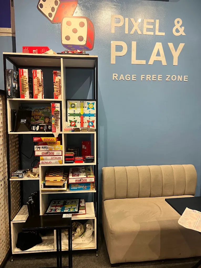 Étagère de jeux de société sous l'enseigne murale Pixel & Play