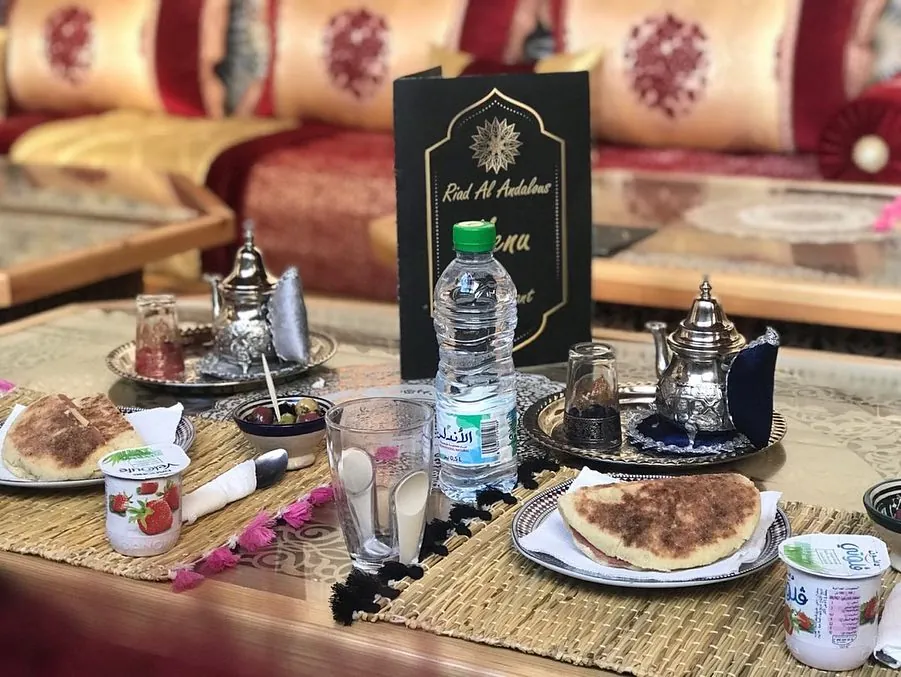 Petit-déjeuner chez Riad Al Andalous : galettes, thé à la menthe et yaourts