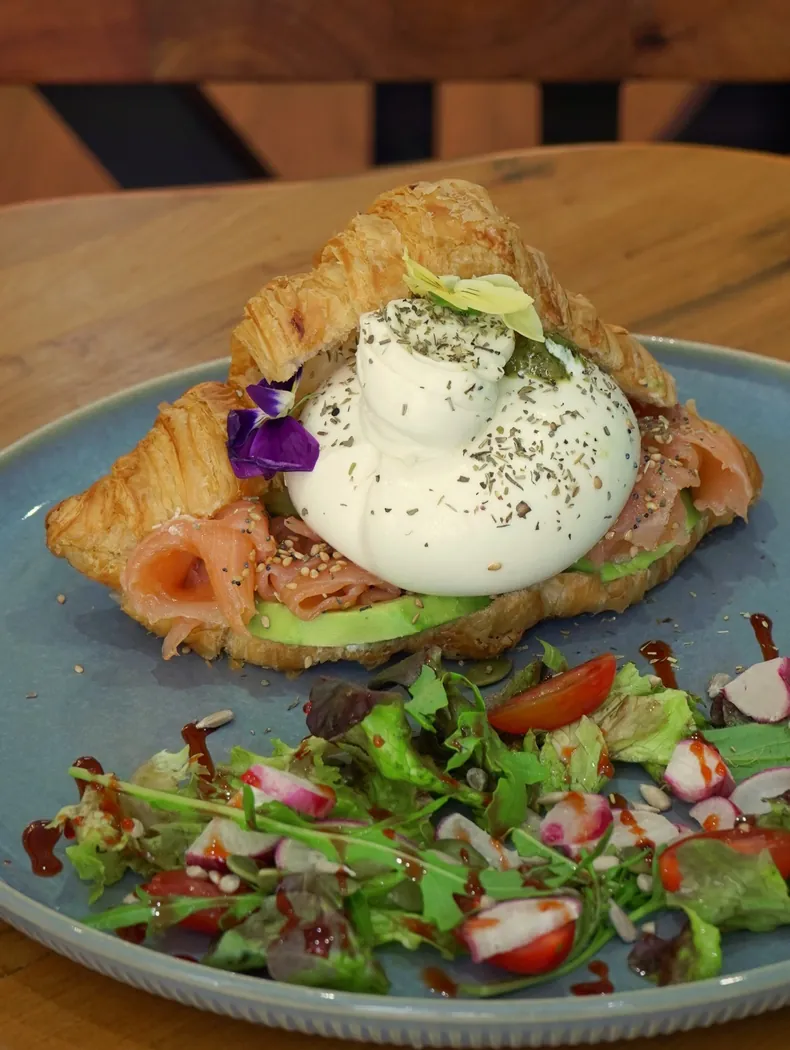 Croissant au saumon fumé, avocat et burrata avec salade, servi chez Maeya à Rabat