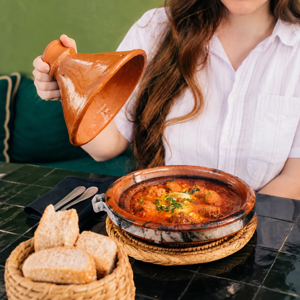 Tajine de kefta aux œufs servi avec du pain au Jardin