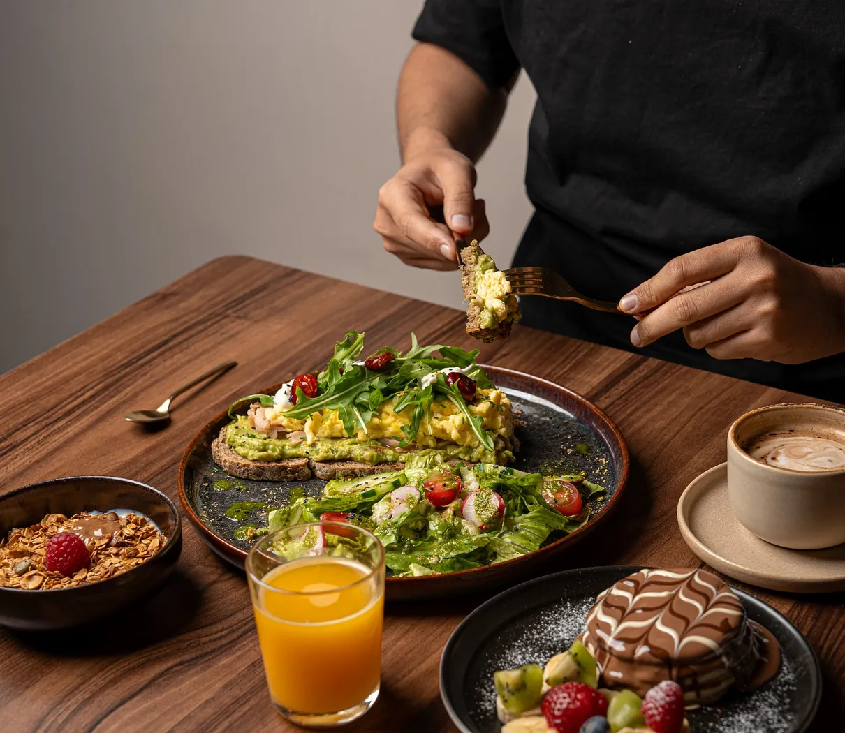 Brunch O'Ben : tartine avocat-œuf, salade, granola, pancakes au chocolat, café et jus