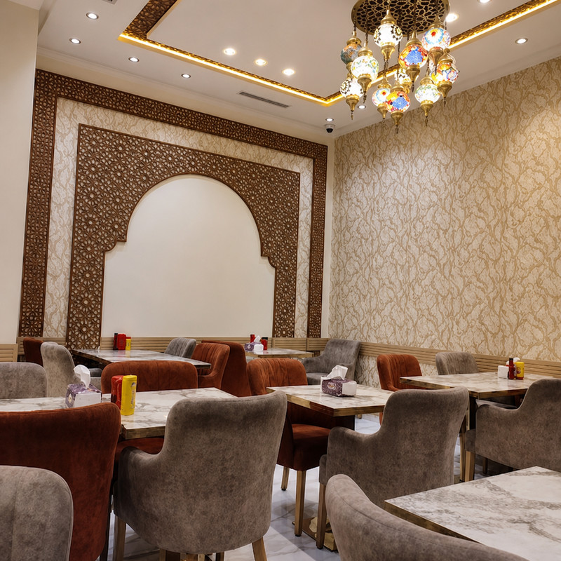 Salle de Chawarma Majd Acham, fauteuils en velours et lustres orientaux