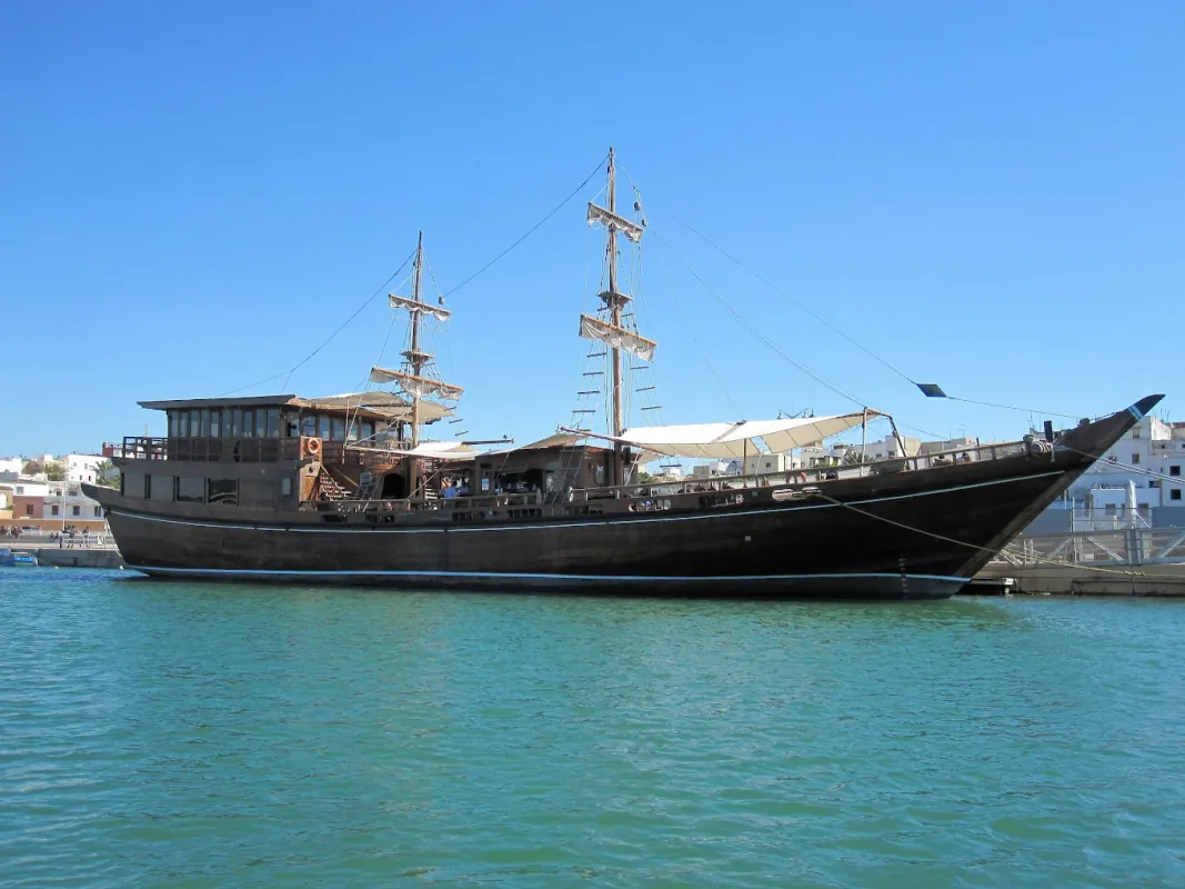 Le Dhow, voilier en bois amarré sur le Bouregreg à Rabat, sous un ciel bleu