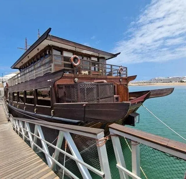 Coque et pont supérieur du Dhow le long de la passerelle, quai du Bouregreg